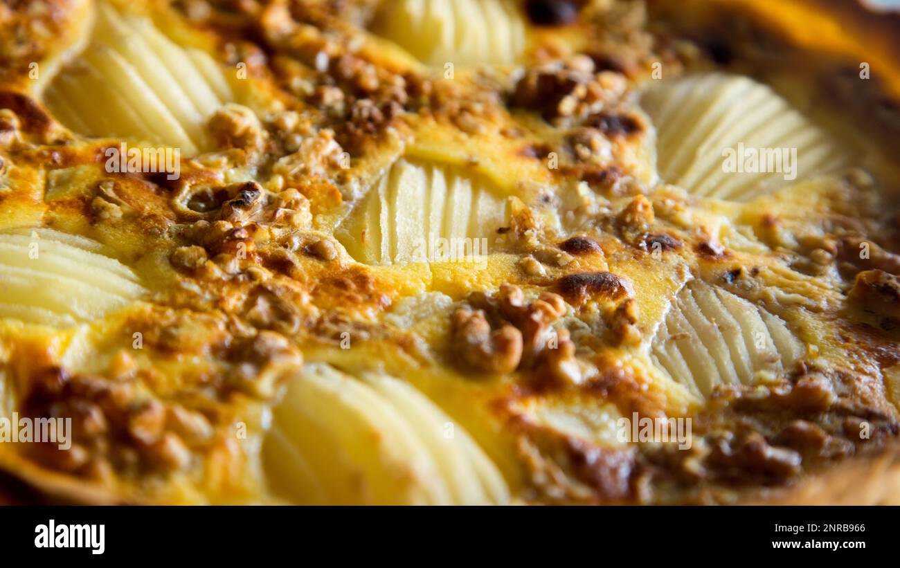 Crostata di pera con caramello e mascarpone Foto Stock