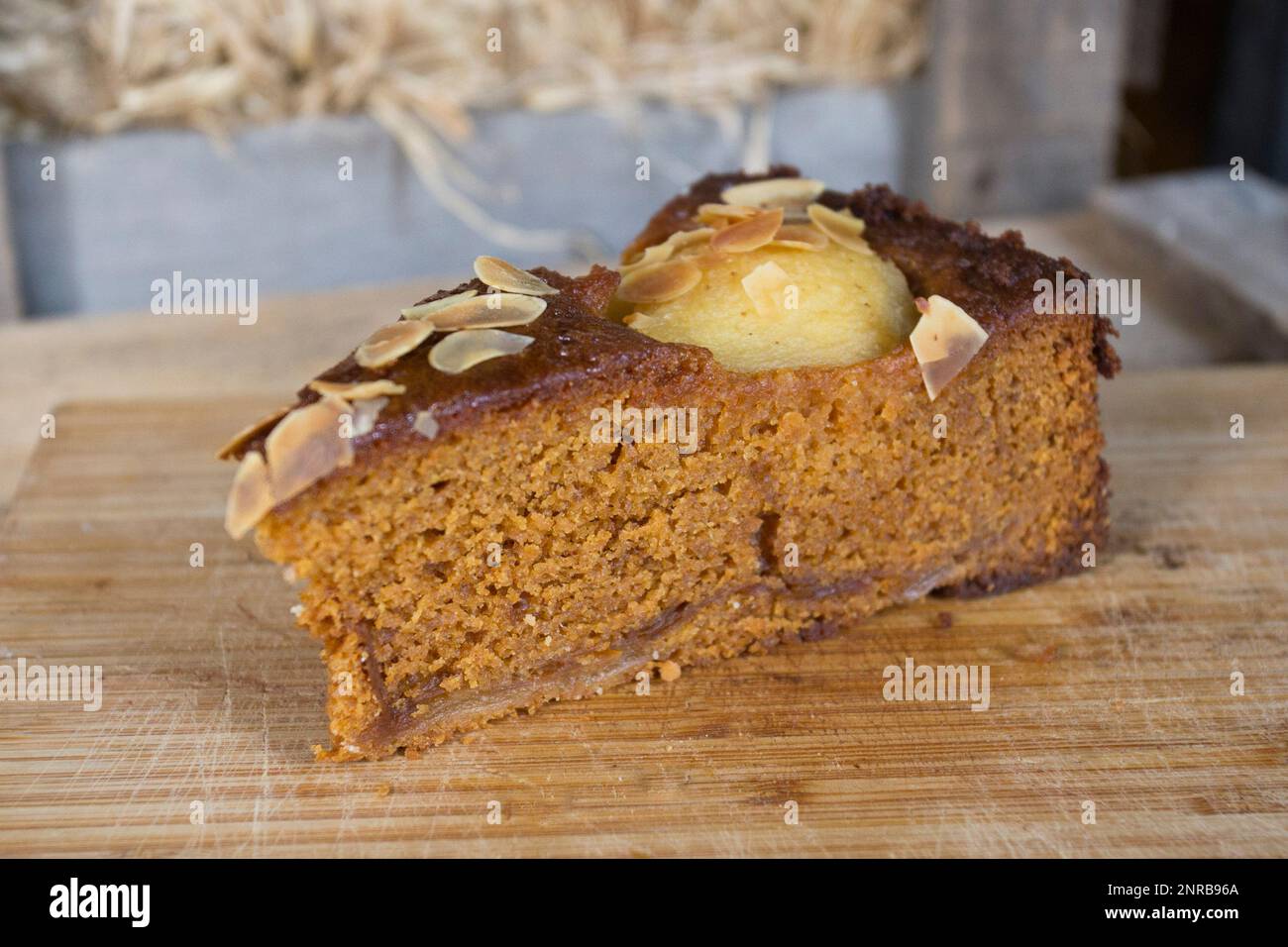 Crostata di pera con caramello e mascarpone Foto Stock