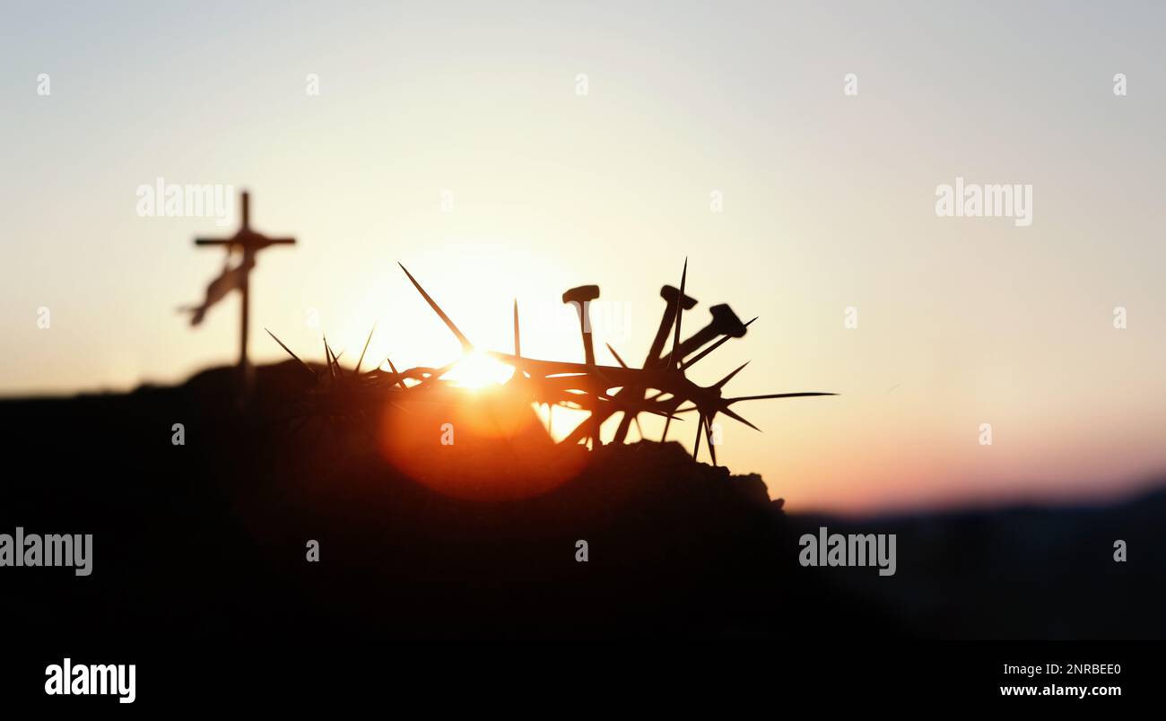 La croce, corona di spine e unghie che simboleggiano il sacrificio e la sofferenza di Gesù Cristo Foto Stock