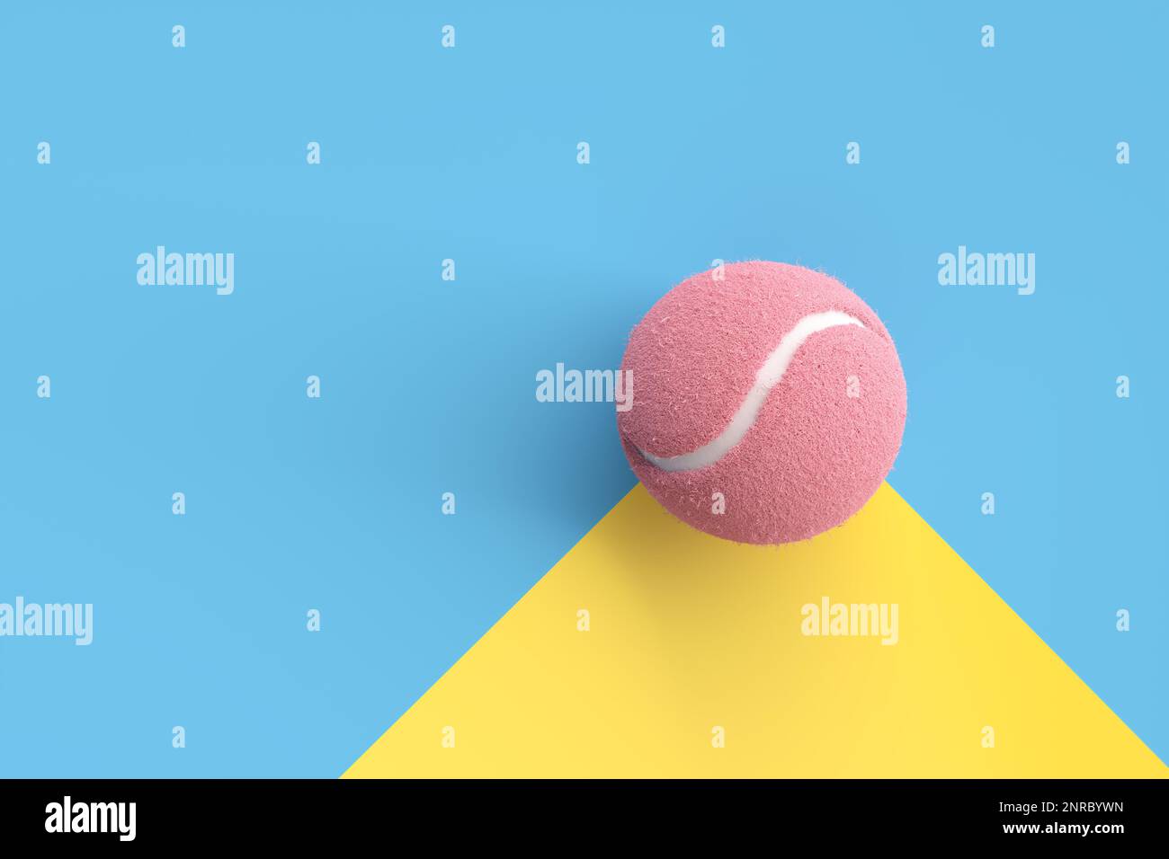 Palla da tennis rosa con forme geometriche bianche e blu. Rendering 3D astratto. Foto Stock