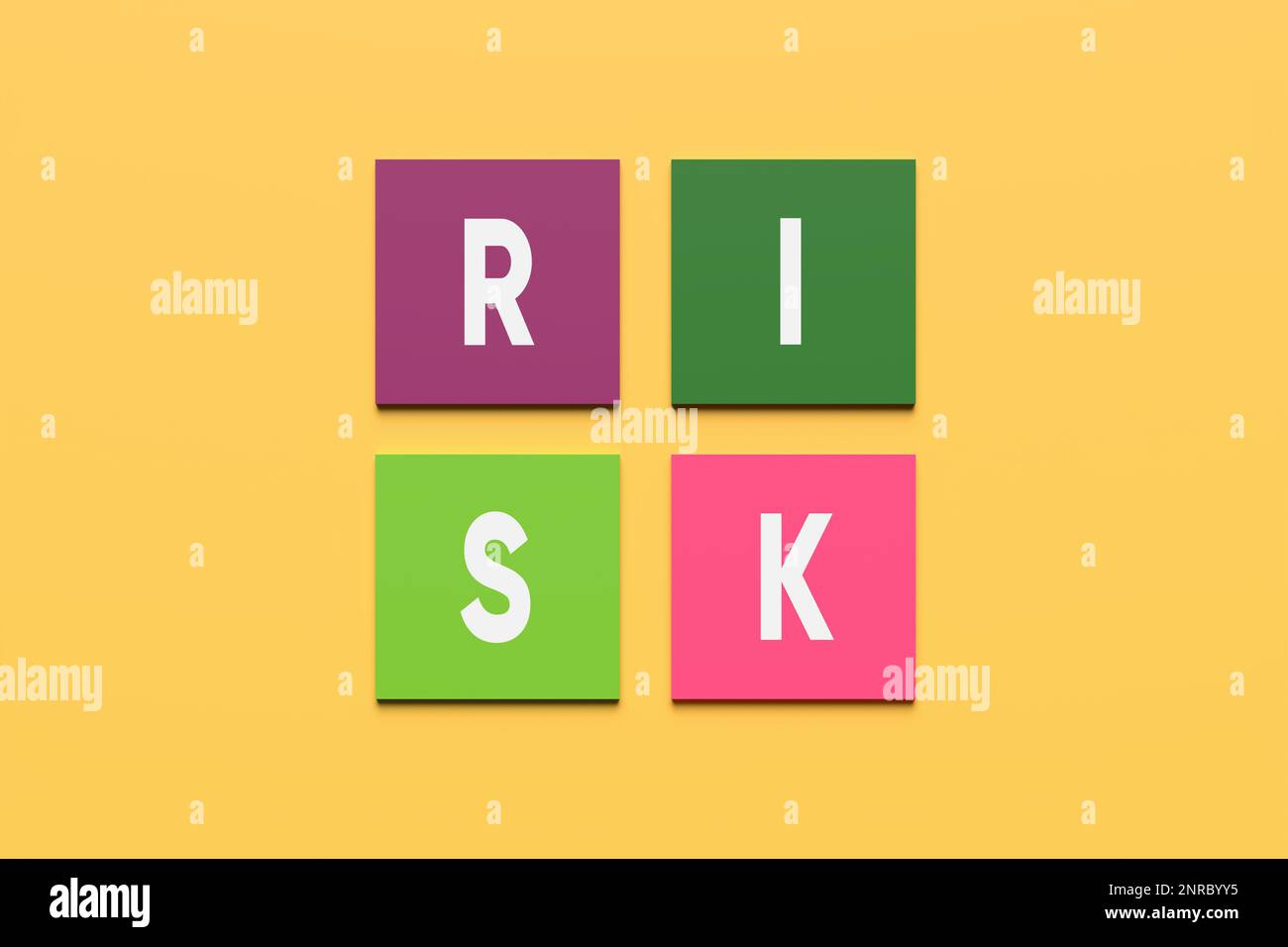 La parola rischio su blocchi quadrati colorati su sfondo giallo. Valutazione dei rischi di gestione del rischio aziendale. Pianificare le strategie e raggiungere gli obiettivi. Foto Stock