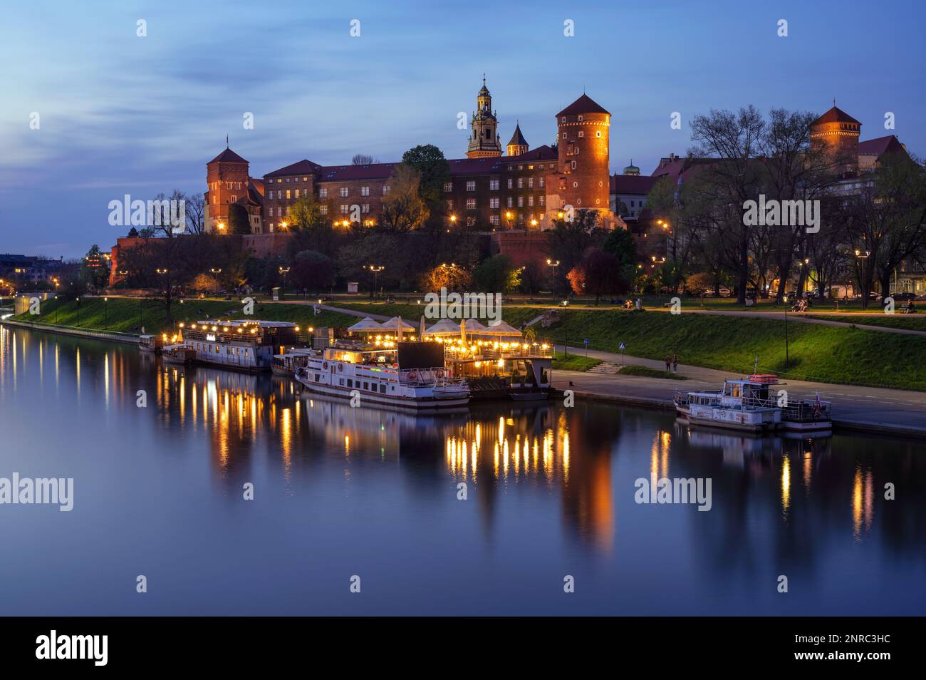 Vista dell'ora blu del pittoresco castello di Wawel, il sito più importante dal punto di vista storico e culturale nel centro di Cracovia, in Polonia. Foto Stock