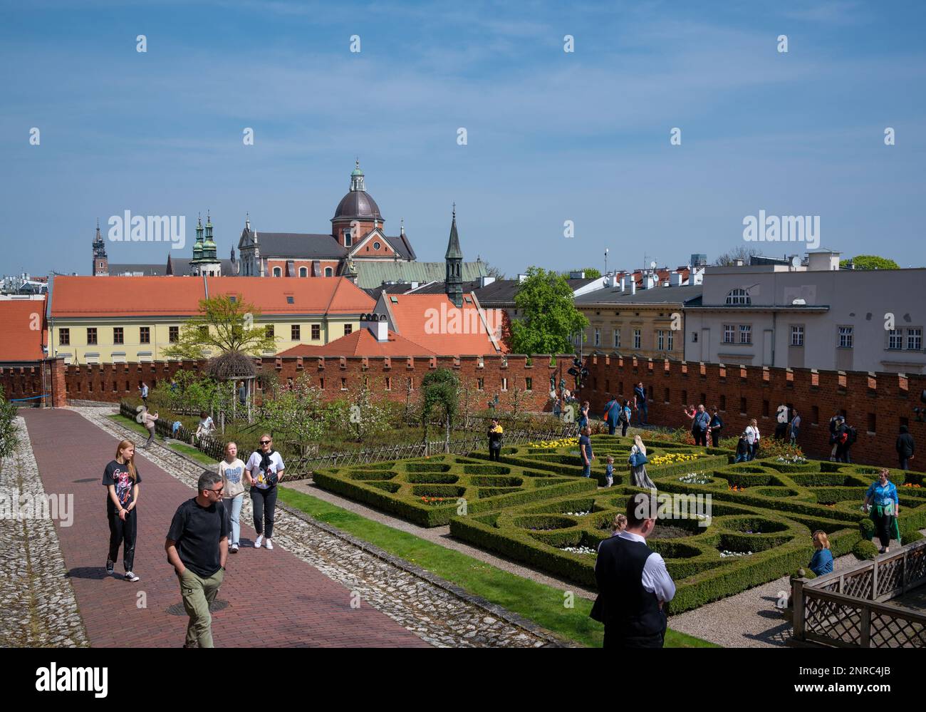 Turisti nel cortile interno del castello di Wawel a Cracovia, in Polonia. Foto Stock