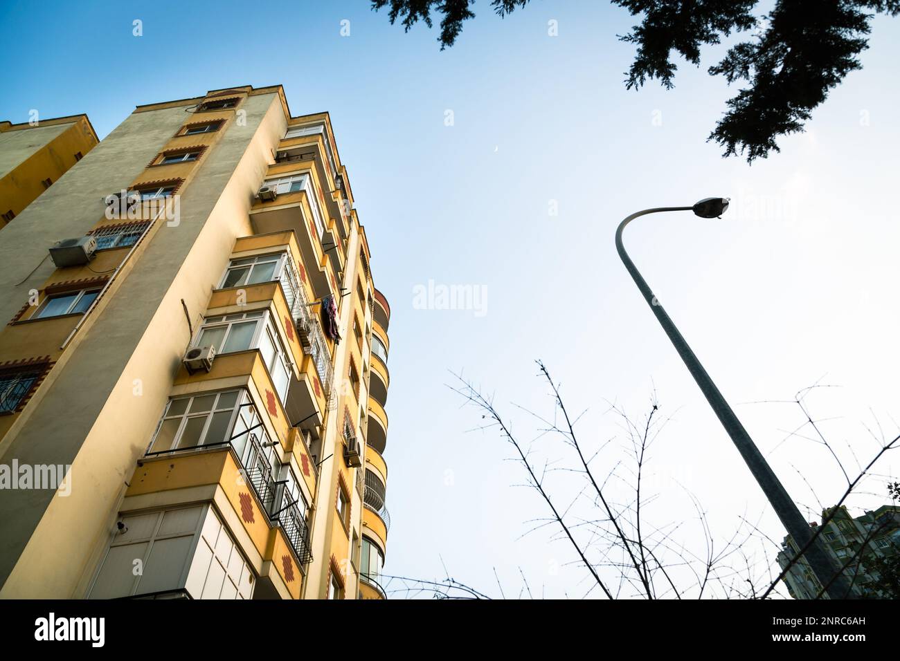 Edifici a più piani nella provincia di Adana, che è una zona sismica di secondo grado. Terremoto, sismologia, scienza, ingegneria, concetto di costruzione Foto Stock