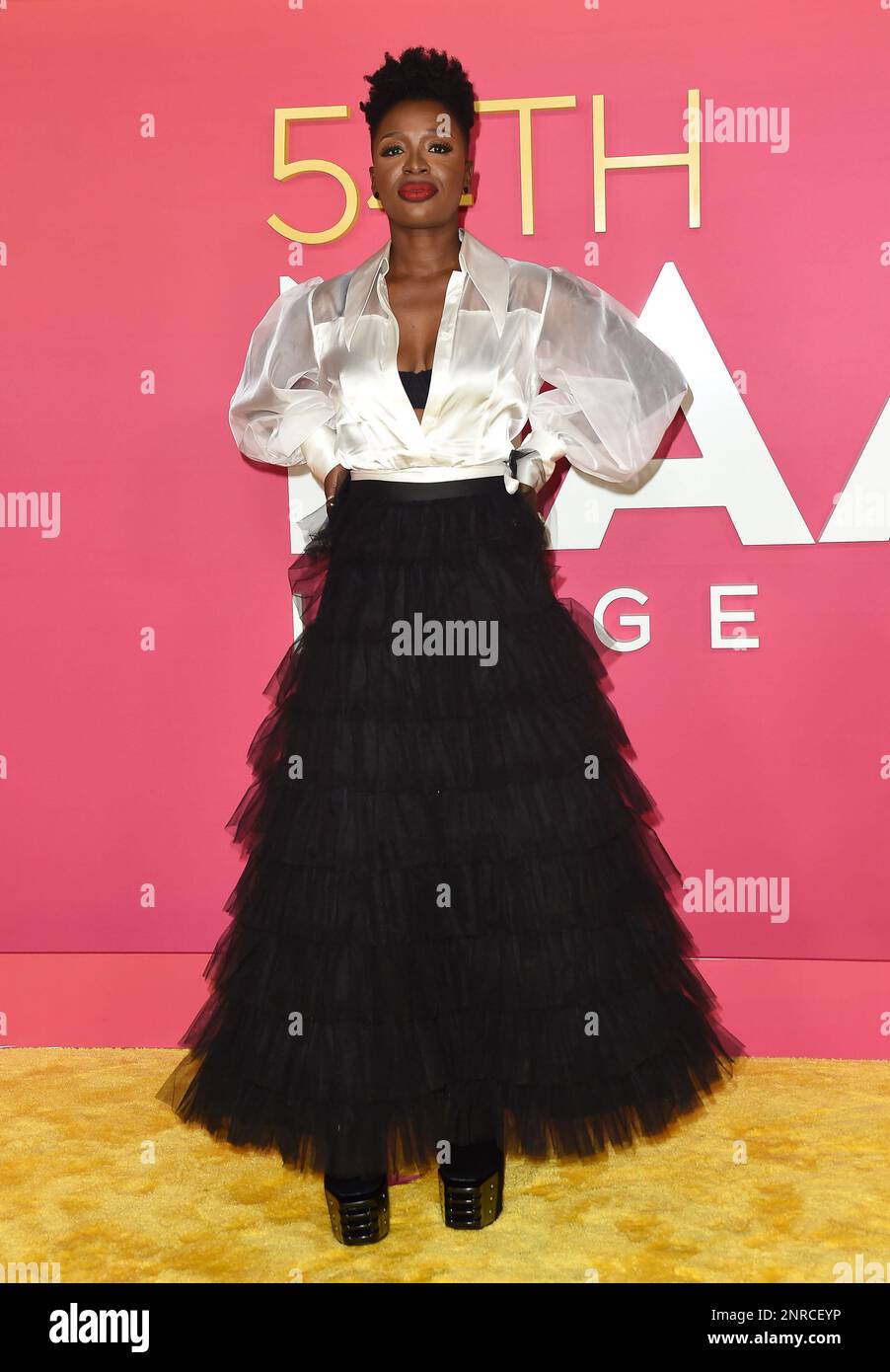 Folake Olowofoyeku arriva al NAACP Image Awards 54th che si è tenuto presso l'Auditorium Civico di Pasadena, CA, il 25 febbraio 2023. © Majil/ AFF-USA.com Foto Stock