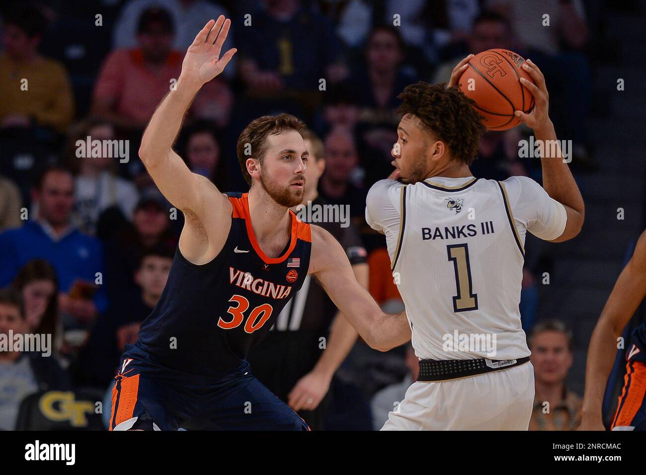 ATLANTA, GA – JANUARY 18: Virginia's Jay Huff (30) guards Georgia Tech's James BanksIII (1) during the NCAA basketball game between the Virginia Cavaliers and the Georgia Tech Yellow Jackets on January 18th, 2020 at McCamish Pavilion in Atlanta, GA. (Photo by Rich von Biberstein/Icon Sportswire) (Icon Sportswire via AP Images) Foto Stock