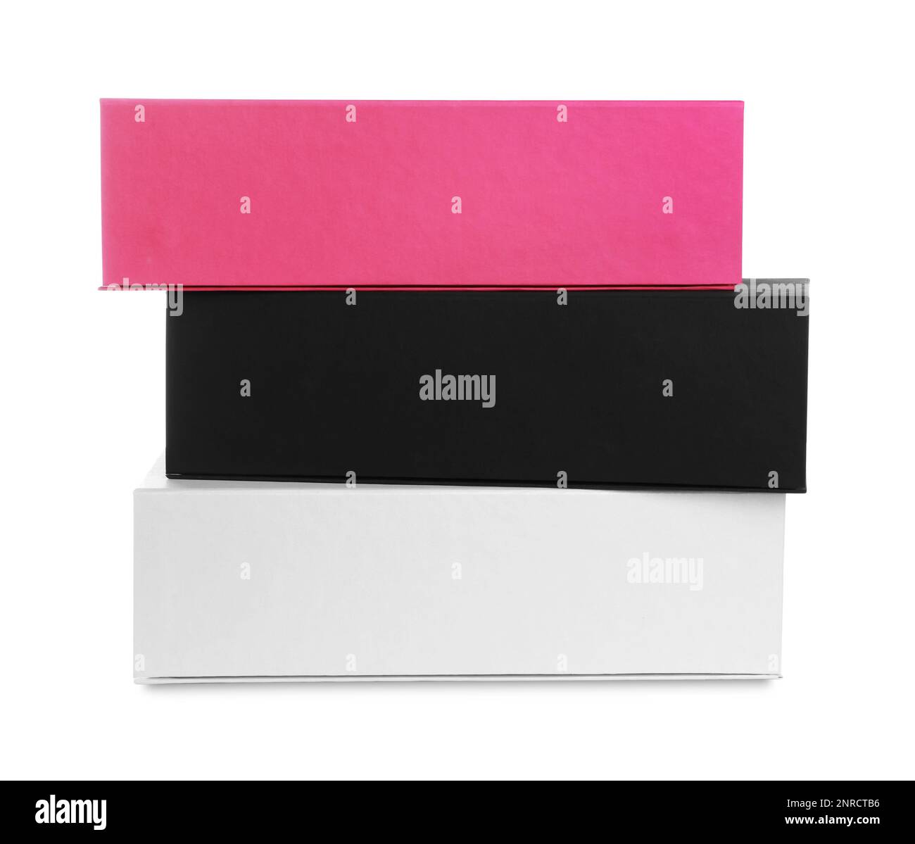 Pila di scatole di scarpe colorate su sfondo bianco Foto Stock