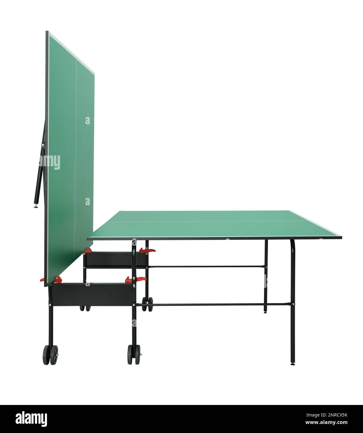 Tavolo da ping pong verde isolato su bianco Foto Stock