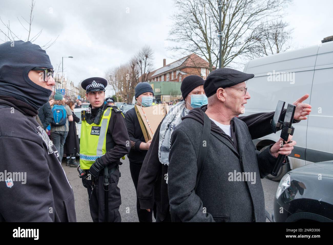 I controdimostranti Pro-LGBT proteggono e circondano Honor Oak Pub e allontanano attivisti di estrema destra, tra cui Calvin Robinson. Ehimetalor Unuabona/Alamy Foto Stock