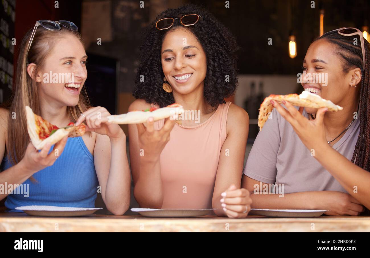 Donna, amici e sorriso per la pizza, cibo o mangiare al ristorante insieme in amicizia. Buone donne affamate sorridenti e rilassanti in una data divertente Foto Stock