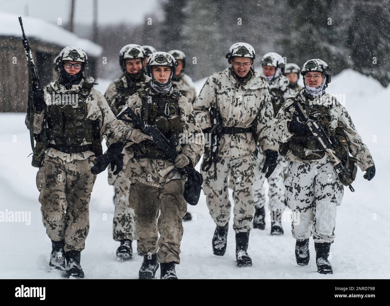 Soldati dell'esercito finlandese assegnati alla Brigata Jaeger, switch Ranges che tiene il fucile RK62M1 durante l'addestramento per familiarizzare con le armi a Arctic Forge 2023 a Sodankylä Garrison, Finlandia, 20 febbraio 2023. Exercise Arctic Forge 23 è un ente statunitense L'Esercito Europa e l'Africa hanno guidato l'esercizio ombrello che sfrutta la nazione ospitante Esercizi di Difesa Nord in Finlandia, e l'esercizio Joint Viking in Norvegia, che si svolge dal 16 febbraio al 17 marzo 2023, incentrato sulla creazione di capacità e cooperazione a sostegno degli Stati Uniti La strategia artica dell’esercito. (STATI UNITI Foto dell'esercito di Sgt. James Garvin) Foto Stock