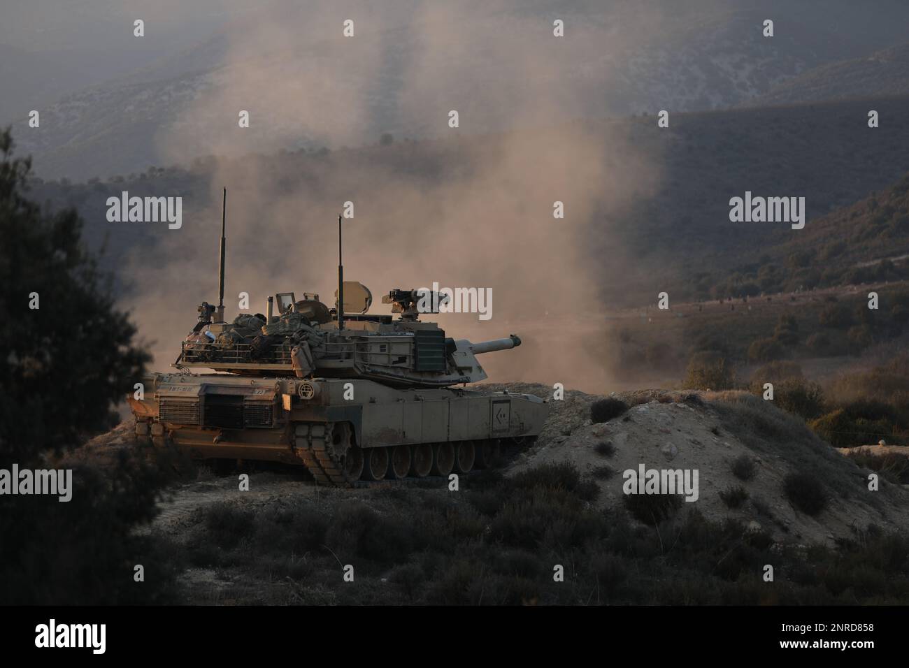 Un carro armato principale di M1 Abrams in 1st battaglione, 18th reggimento di fanteria, 1st divisione di fanteria mira ad un obiettivo durante un'esercitazione dal vivo di fuoco il 17 febbraio 2023 in Petrochori Training Area, Grecia. Le unità blindate americane insieme alle unità blindate greche hanno trascorso gli ultimi due giorni ad allenarsi con la forza e ad altri esercizi di simulazione di combattimento. Foto Stock