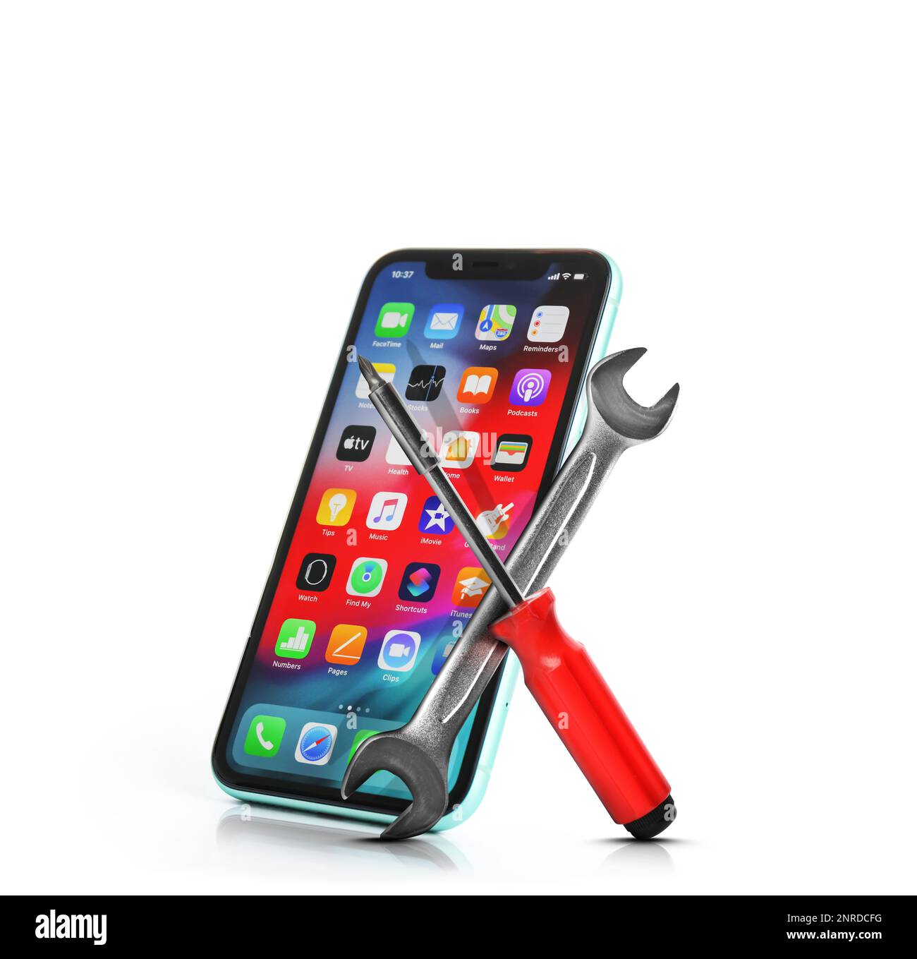 MYKOLAIV, UCRAINA - 9 LUGLIO 2020: IPhone 11 con schermata iniziale su sfondo bianco. Servizio di riparazione Foto Stock MYKOLAIV, UCRAINA - 9 LUGLIO 2020: IPhone 11 con schermata iniziale su sfondo bianco. Servizio di riparazione Foto Stock