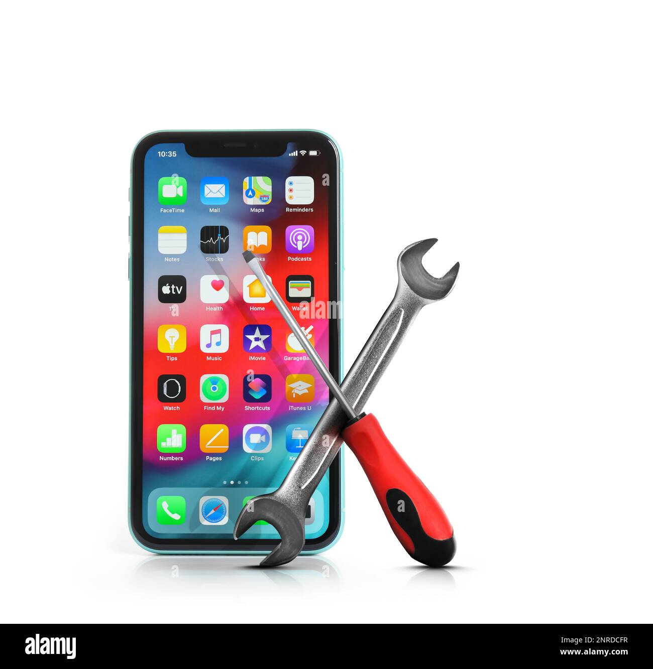 MYKOLAIV, UCRAINA - 9 LUGLIO 2020: IPhone 11 con schermata iniziale su sfondo bianco. Servizio di riparazione Foto Stock MYKOLAIV, UCRAINA - 9 LUGLIO 2020: IPhone 11 con schermata iniziale su sfondo bianco. Servizio di riparazione Foto Stock