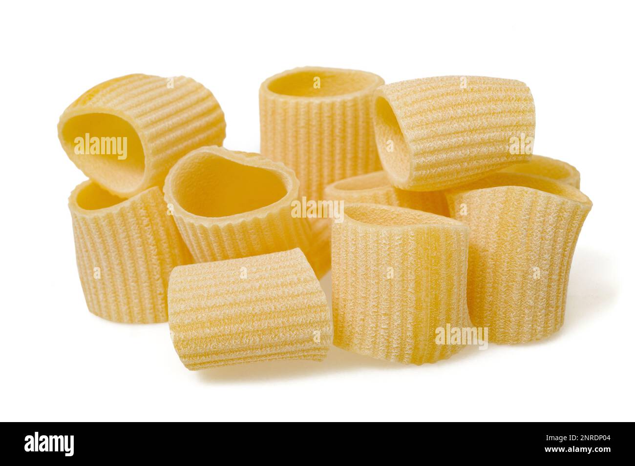 Mezze maniche mucchio di pasta isolato su sfondo bianco Foto Stock