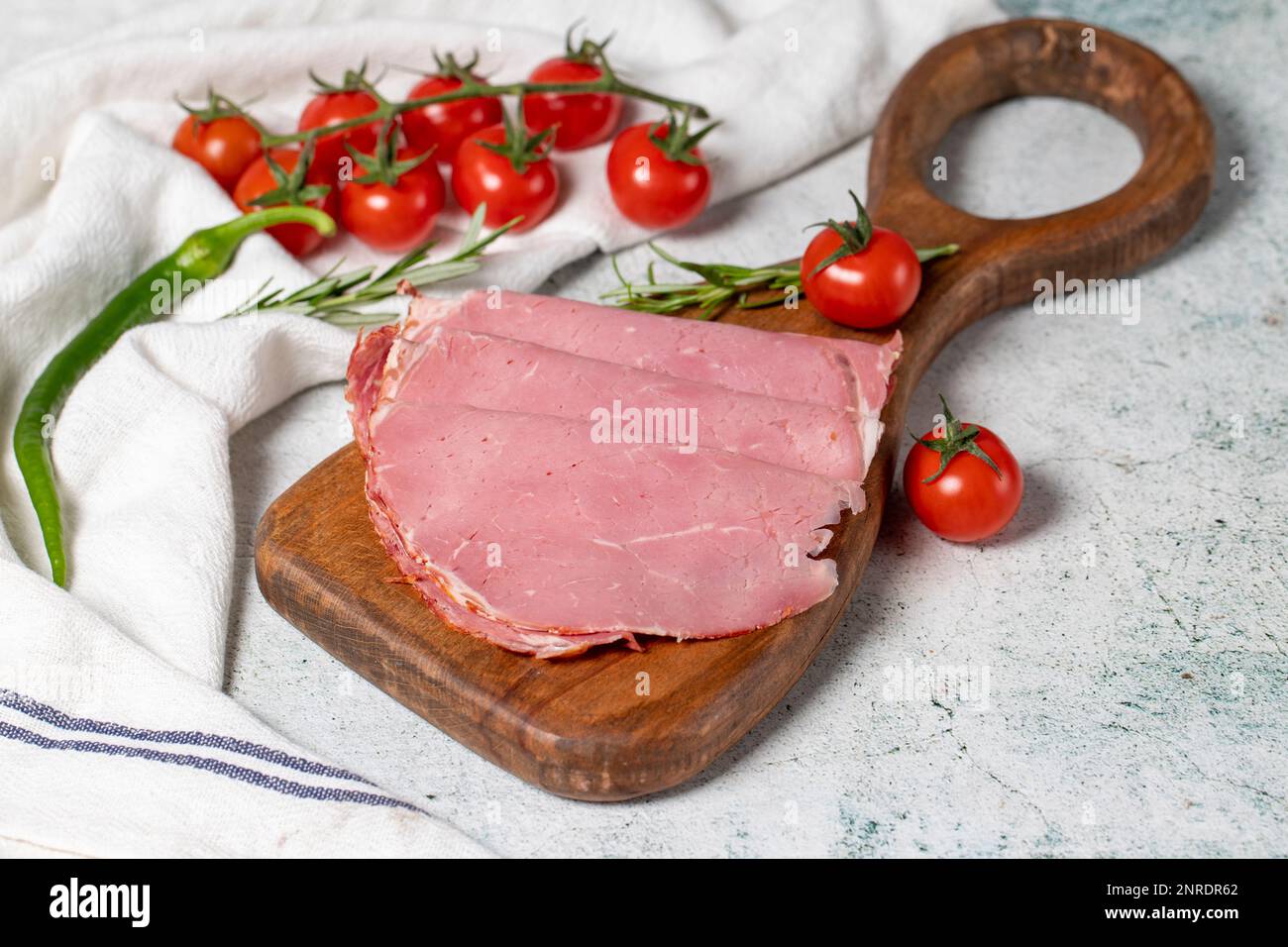 Salame di manzo su tavola di servizio in legno. Salame di ribeye essiccato affumicato. primo piano Foto Stock