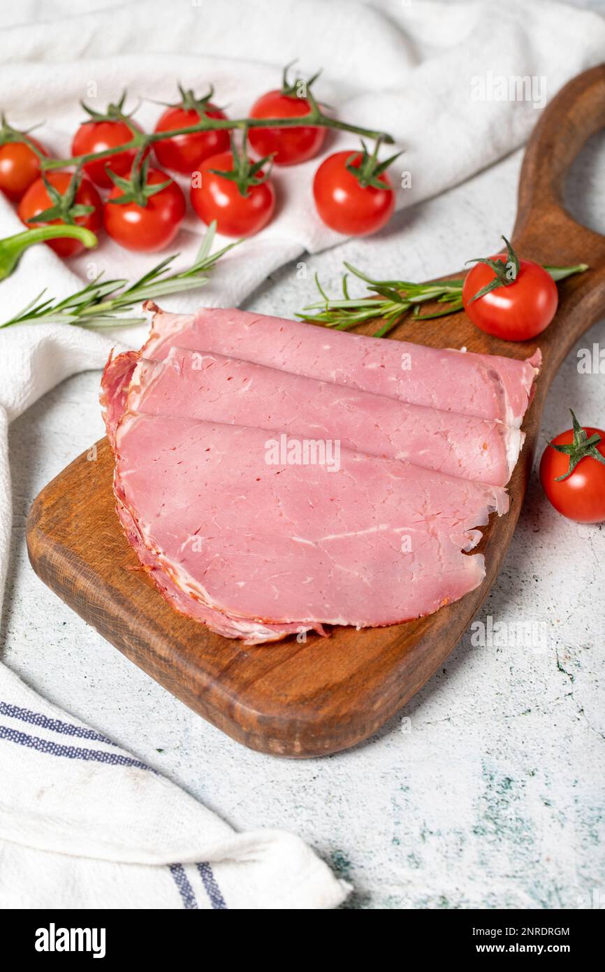 Salame di manzo su tavola di servizio in legno. Salame di ribeye essiccato affumicato. primo piano Foto Stock