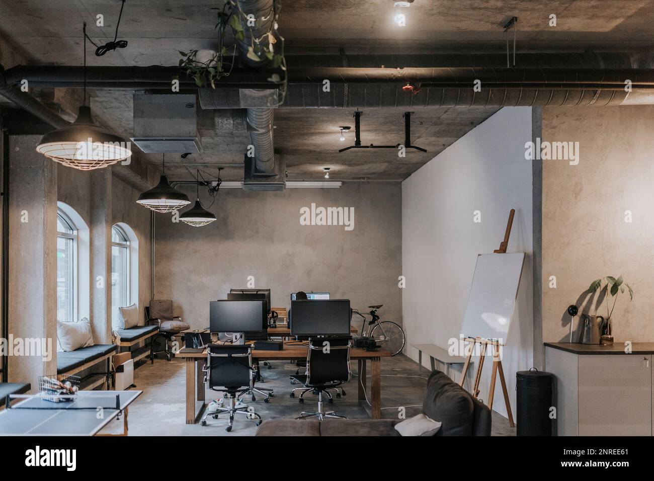 Computer sulla scrivania in un luogo di lavoro creativo illuminato Foto Stock