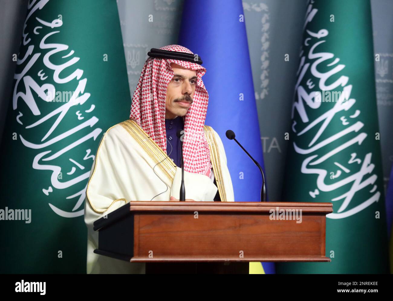 Non esclusiva: KIEV, UCRAINA - 26 FEBBRAIO 2023 - Ministro degli Affari Esteri del Regno dell'Arabia Saudita il Principe Faisal bin Farhan al Saud è pict Foto Stock