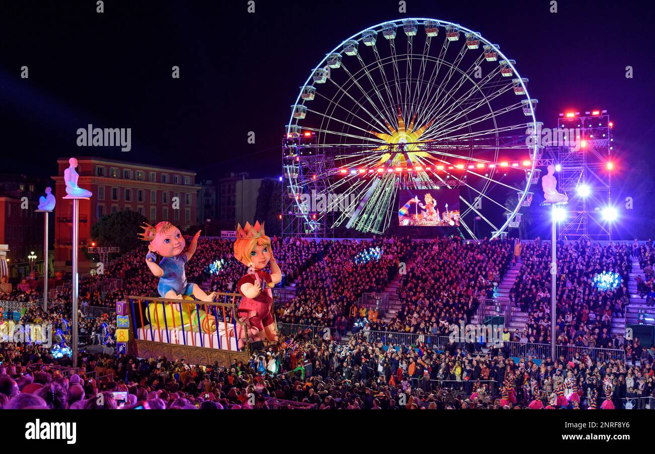 Galleggia di notte (i bambini reali) alla 150th sfilata annuale di luci di Carnevale a Nizza, Place Masséna, sulla Costa Azzurra. Foto Stock