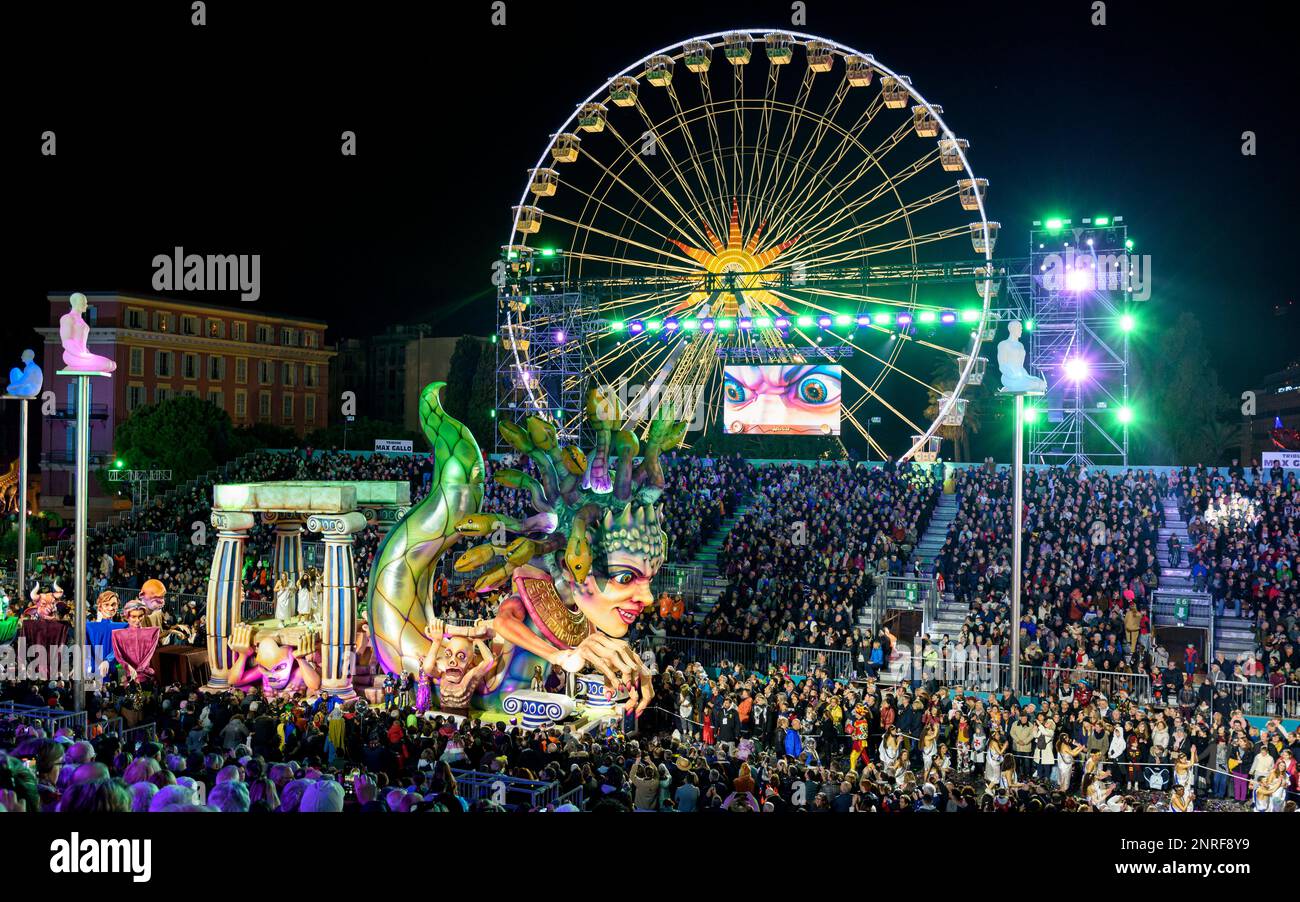Galleggia di notte (Medusa) alla 150th sfilata annuale di luci di Carnevale a Nizza, Place Masséna, sulla Costa Azzurra. Foto Stock
