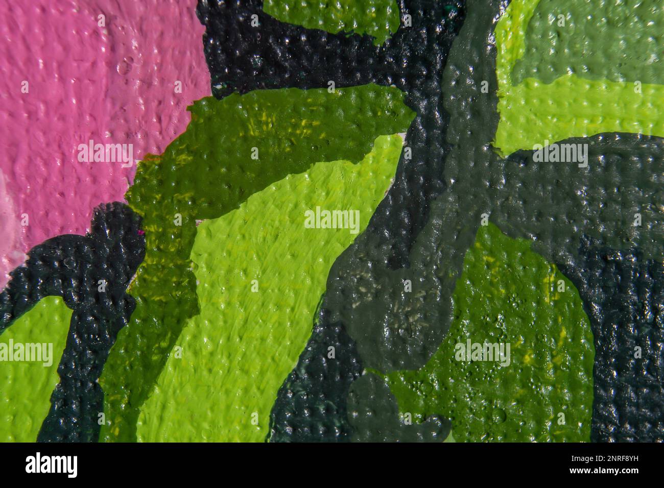 Primo piano dei tratti di vernice sulla tela. Foto macro di una parte dell'immagine. Foto Stock
