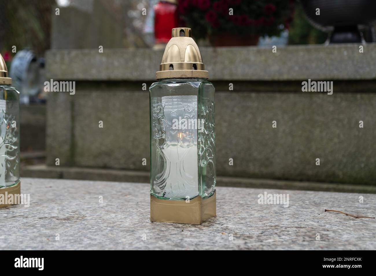 Cimitero tomba lampada di vetro candela. Festa di tutti i Santi, Festa di tutte le ANIME. Commemorazione di tutti i fedeli defunti e del giorno dei morti. Foto Stock