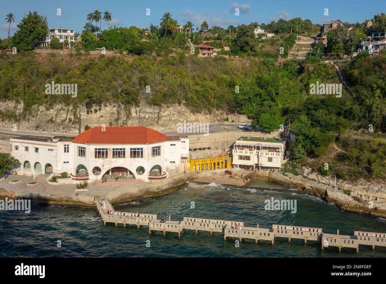 Caraibi, Cuba, Santiago, la Pergola Waterfront ristorante in baia Foto Stock