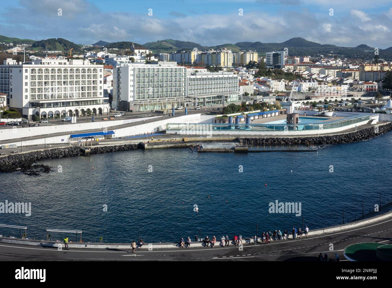 Portogallo, Azzorre, Sao Miguel, Ponta Delgada, porto e lungomare Foto Stock