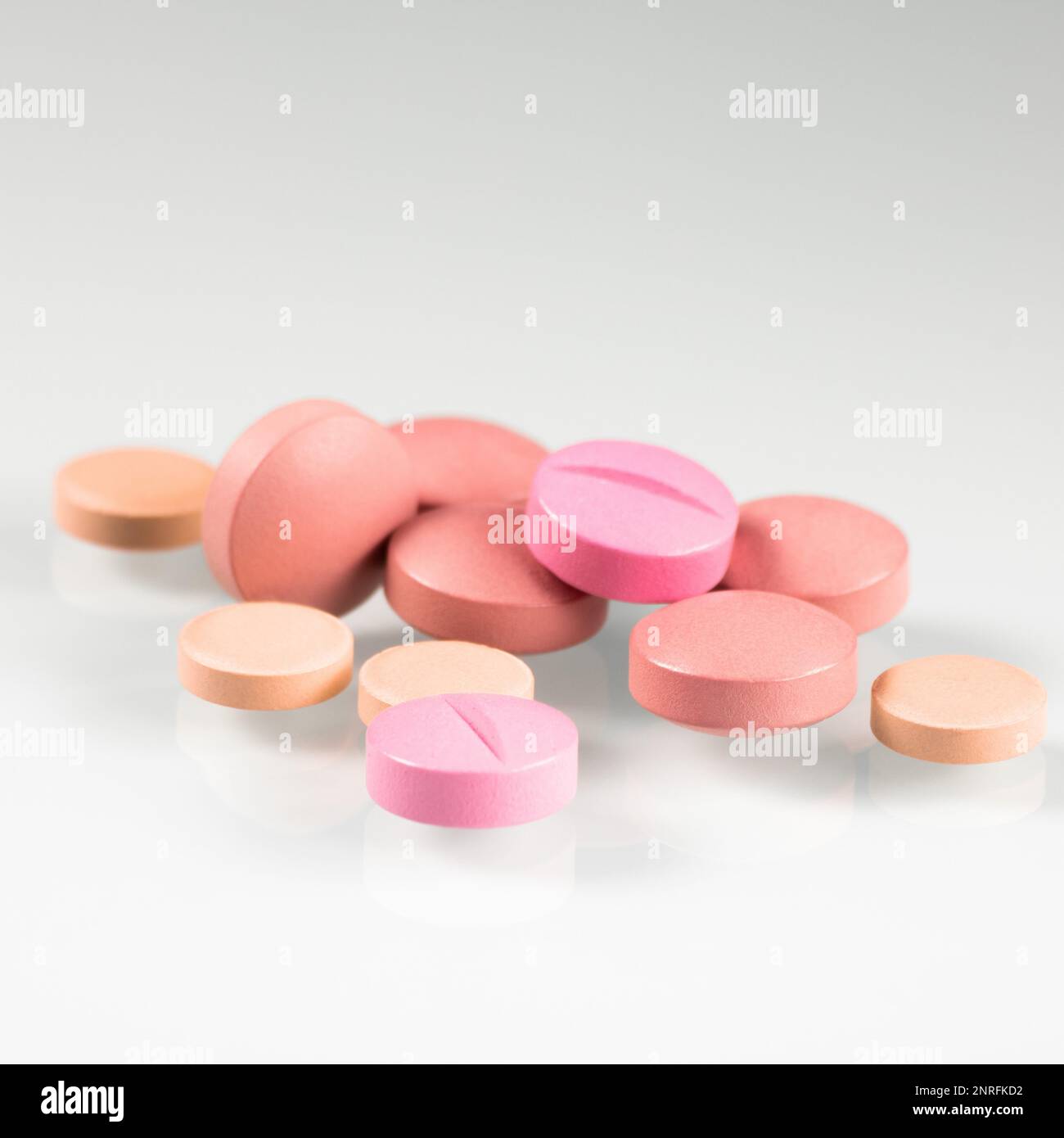 Pillole rosa, la medicina isolata su sfondo bianco, vista dall'alto. Foto Stock