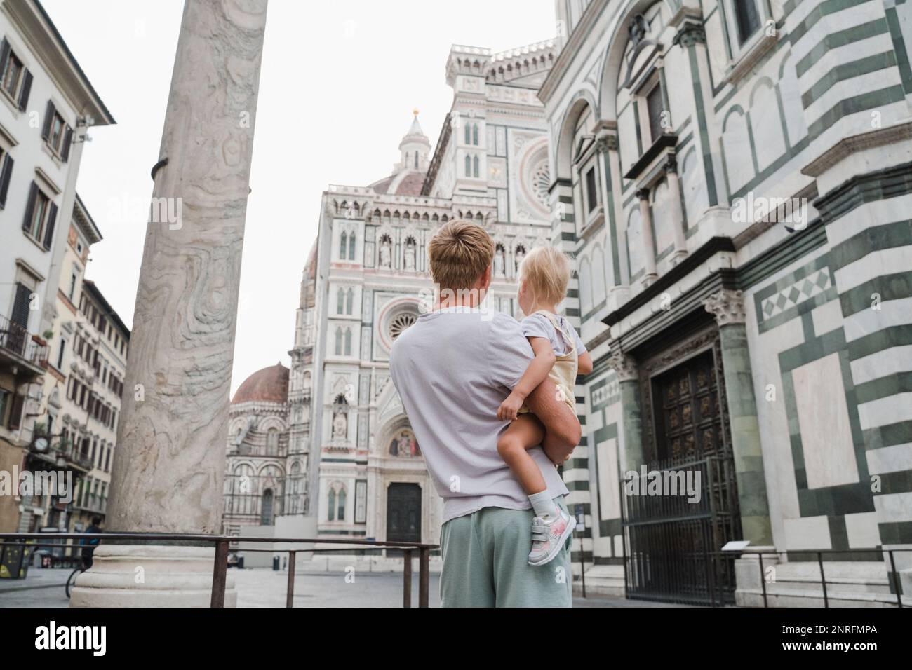 Un giovane padre con un bambino visita Firenze, un viaggio in Italia con bambini Foto Stock