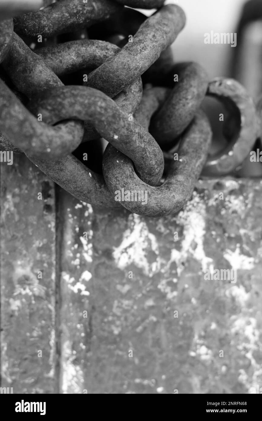 Catene in metallo d'epoca arrugginite in bianco e nero. Foto Stock