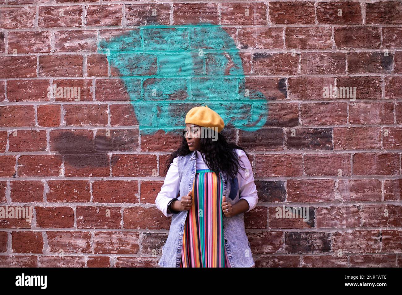 Donna adulta colorata ed elegante di colore che guarda lontano ferocemente Foto Stock