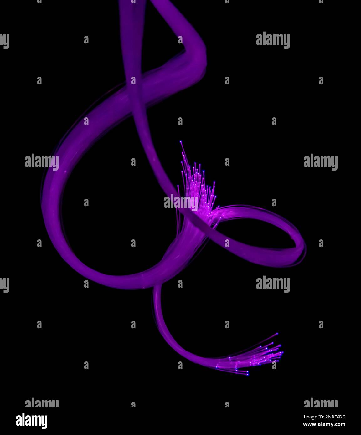 Fibre di vetro illuminate in un'atmosfera scura Foto Stock