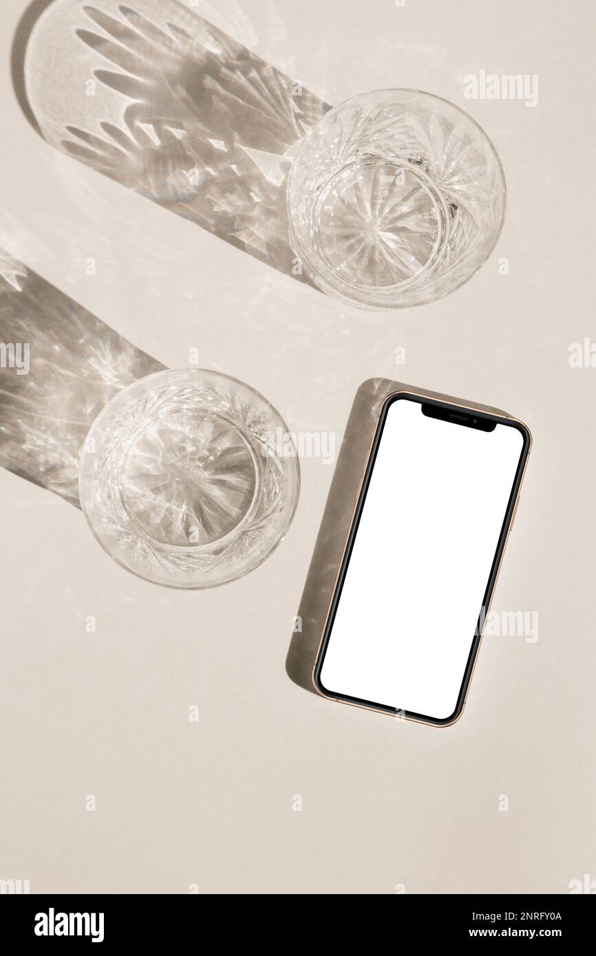 L'iPhone si mockup accanto agli occhiali di cristallo Foto Stock