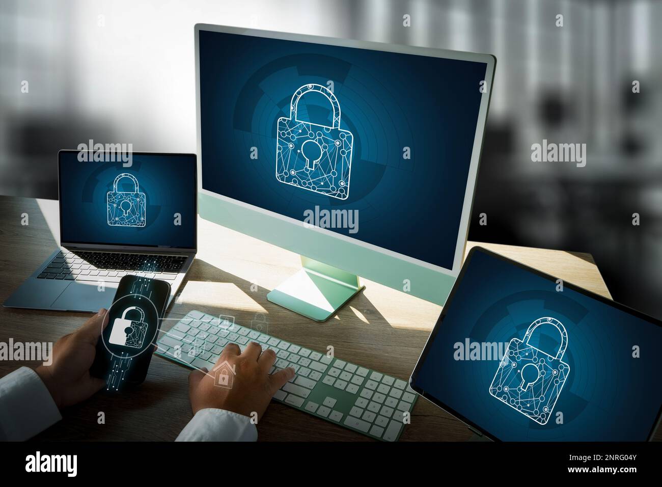 Uomo d'affari che lavora criminalità digitale criminalità informatica, sicurezza di Internet e protezione dei dati. Foto Stock