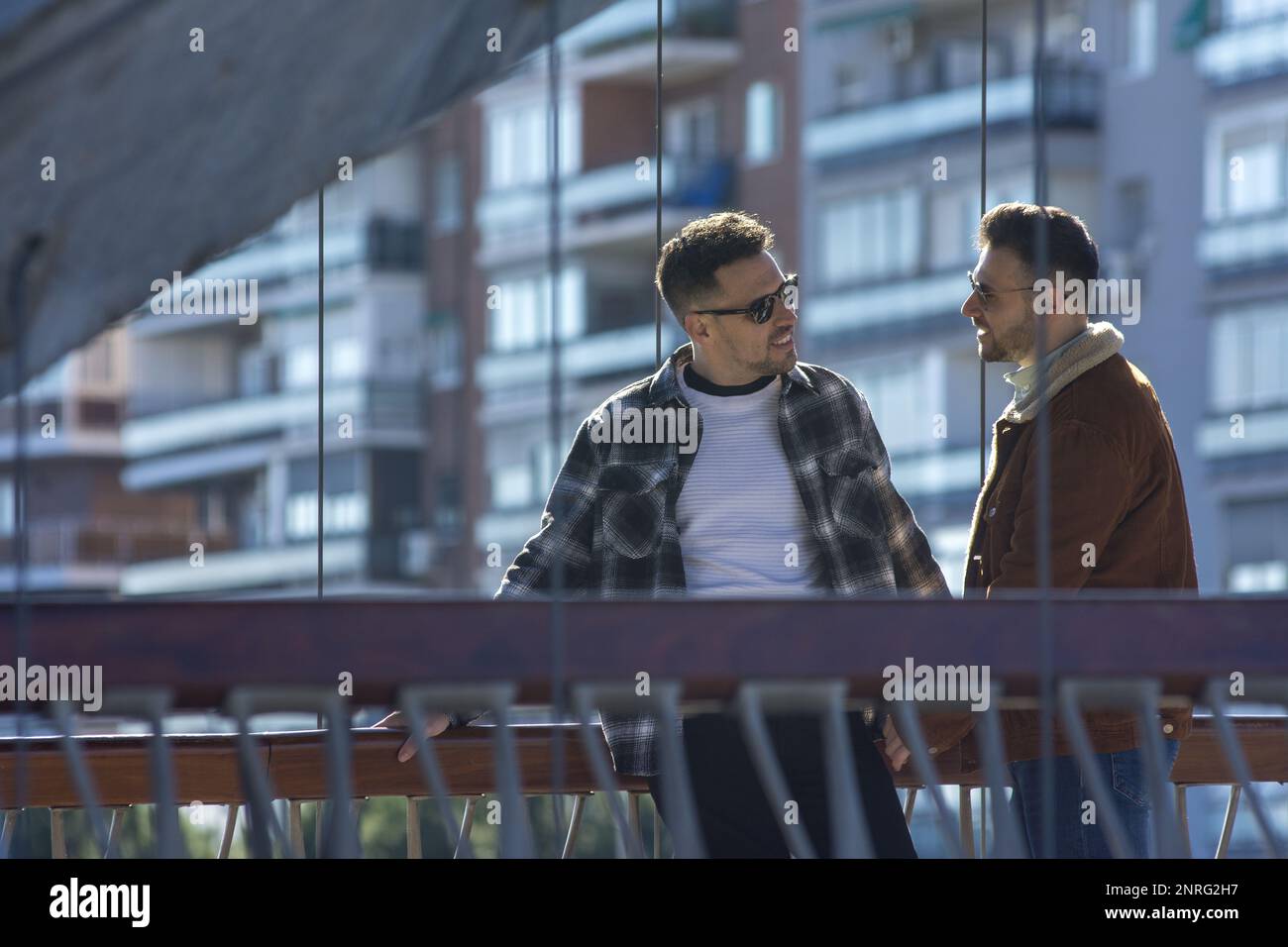 Un ritratto di felice coppia gay all'aperto Foto Stock