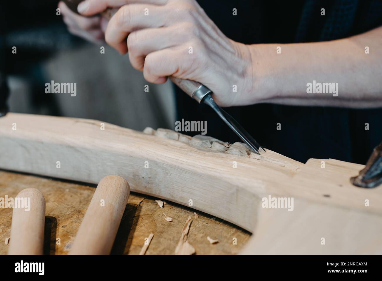 fotografie di una donna impegnata nella mano-carving Foto Stock