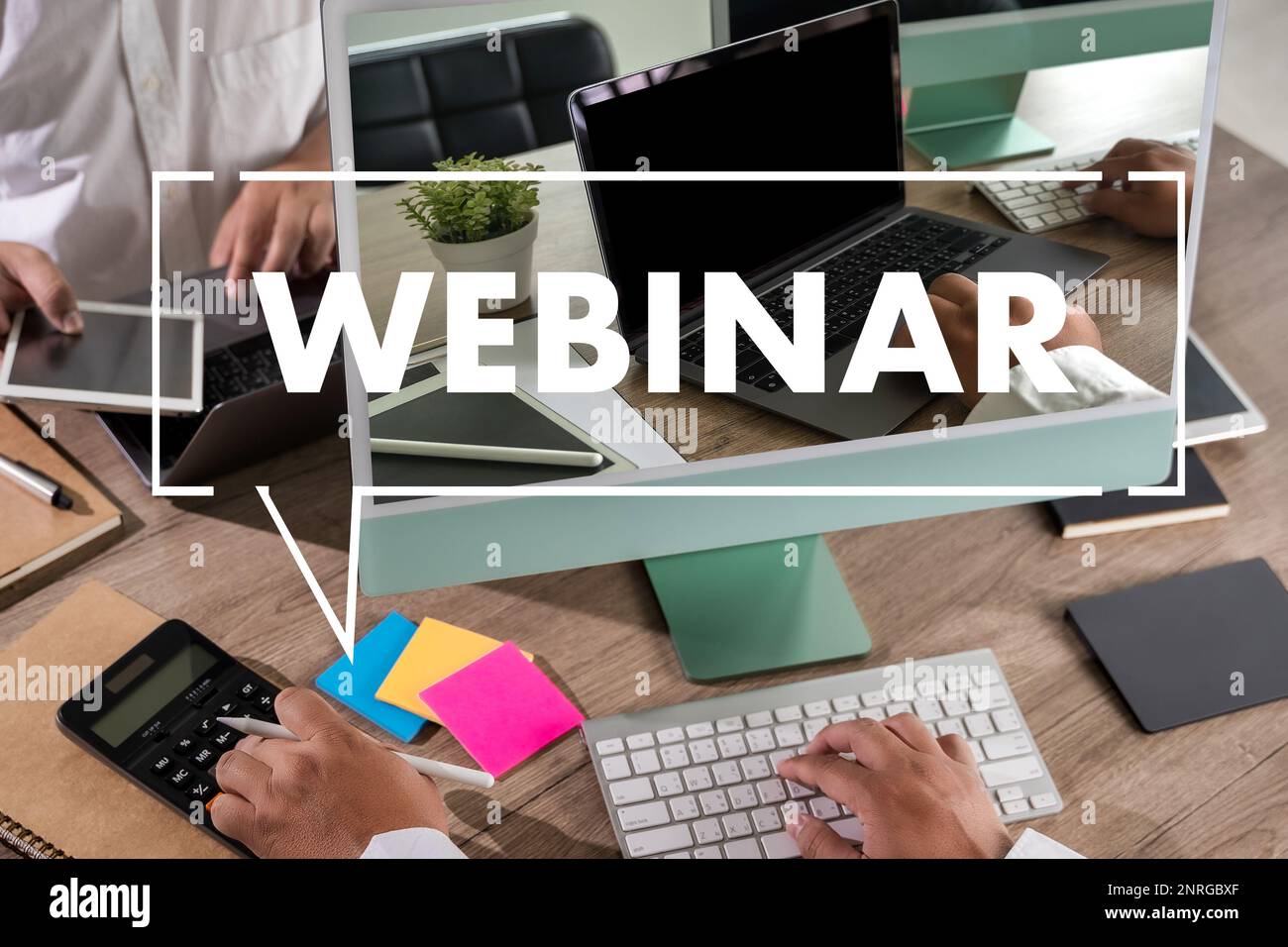 Webinar, Tabella pratica utilizzo della connessione e-business sul computer, uomo che lavora da casa partecipazione al WEBINAR Online Group Communication Foto Stock