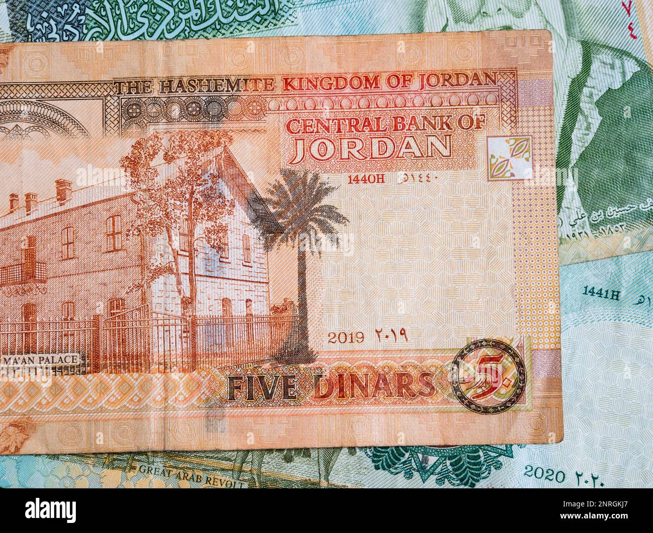 Immagine macro dettagliata con banconota da 5 dinari giordani. JOD è la valuta ufficiale del Regno hashemita di Giordania Foto Stock