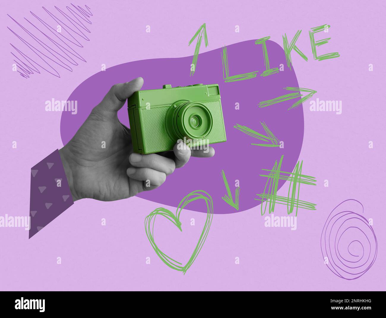 Collage di arte creativa con fotocamera in mano. Contenuto e concetto di popolarità dei social media moderni. Foto Stock