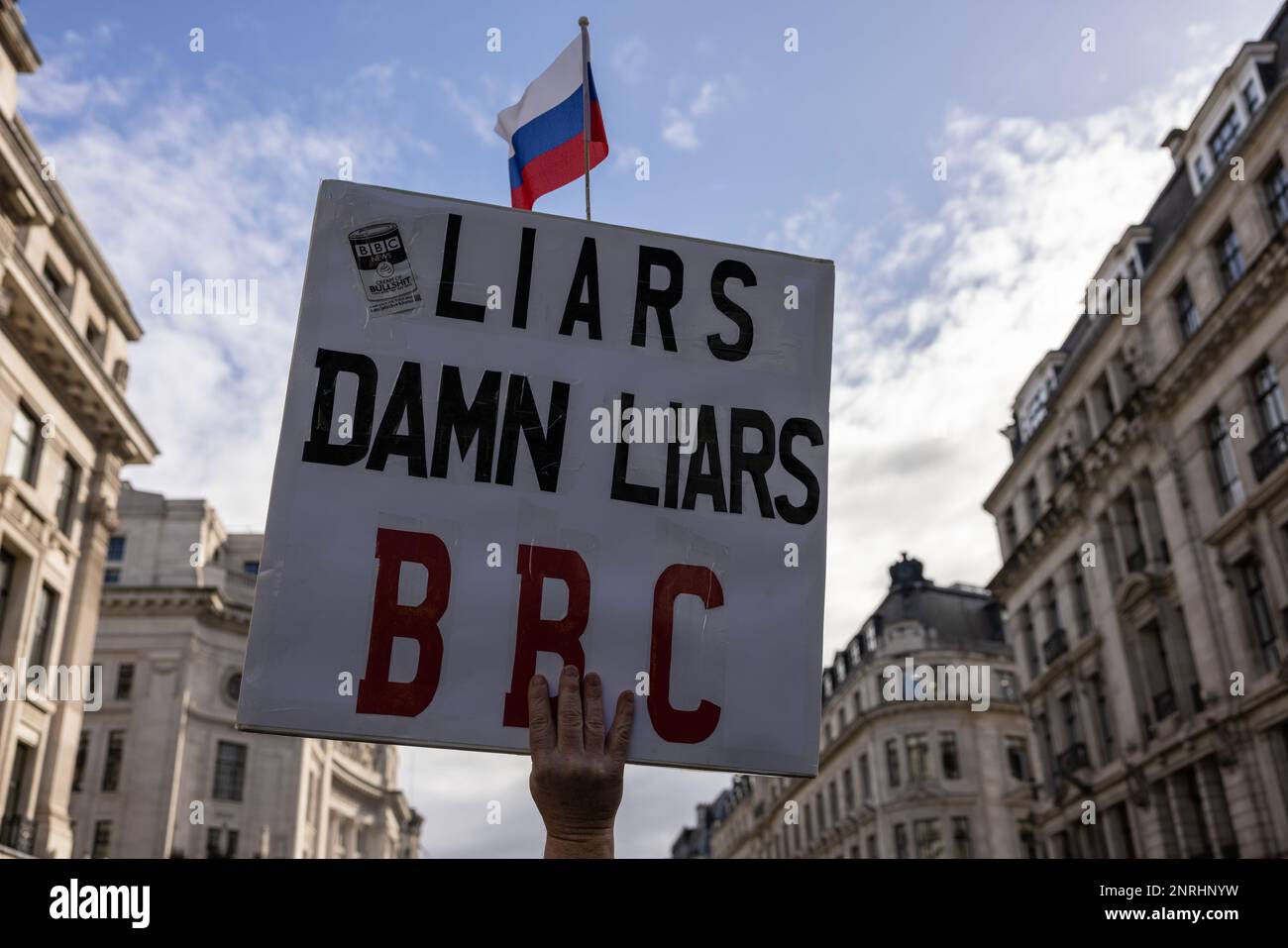 Etichetta che chiama BBC (British Broadcasting Corporation) di proprietà dei bugiardi del governo britannico, nel centro di Londra, Inghilterra, Regno Unito Foto Stock