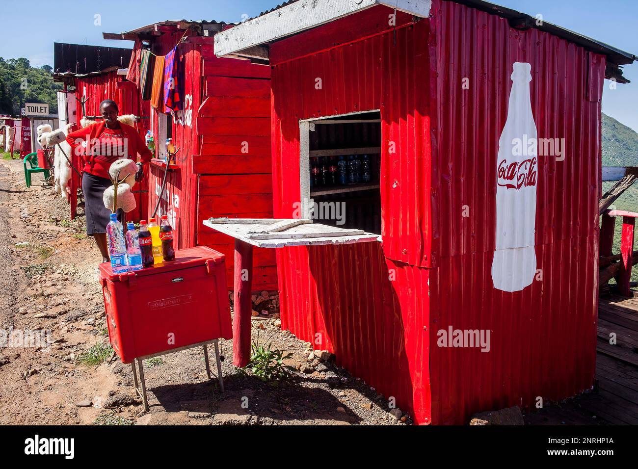 I negozi sulla strada, vicino a Hells Gate National Park, Kenya Foto Stock