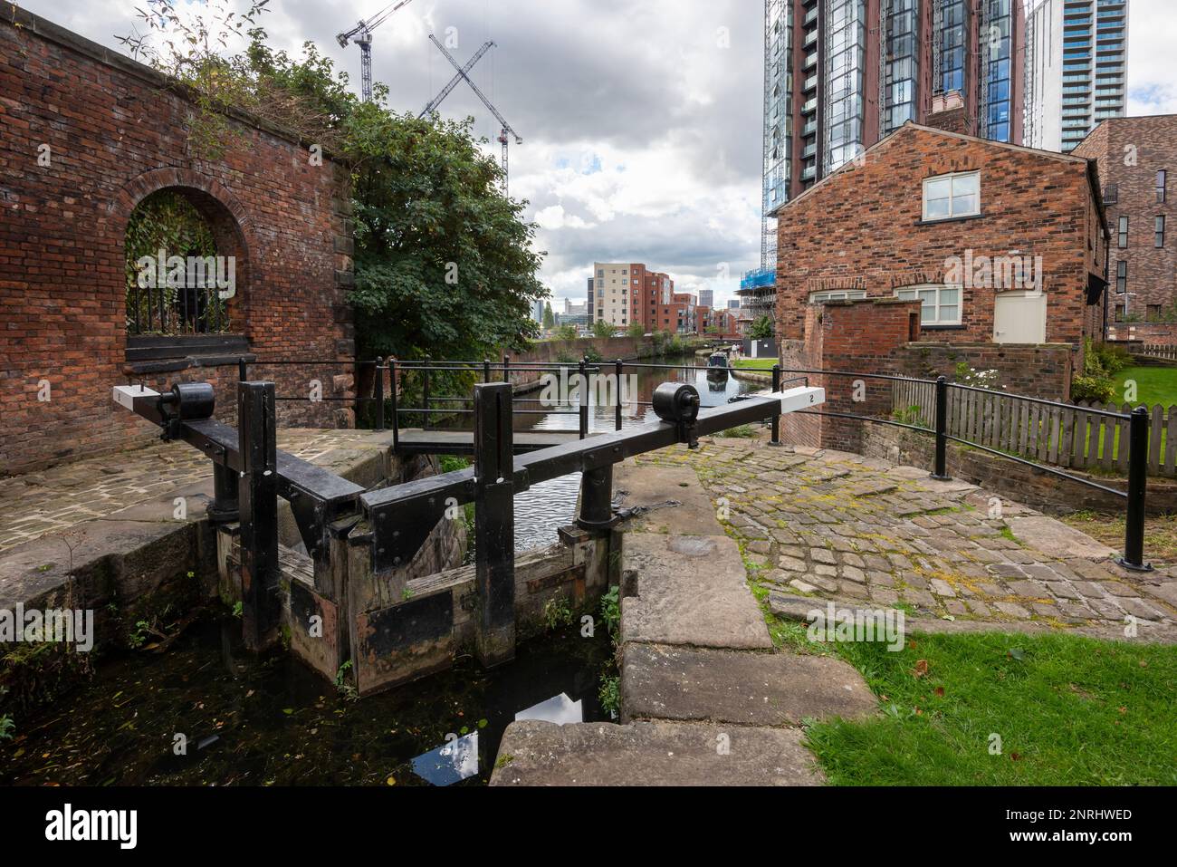 Blocca sul canale Ashton dal vecchio cottage dei custodi della serratura a New Islington a Manchester, Inghilterra. Foto Stock