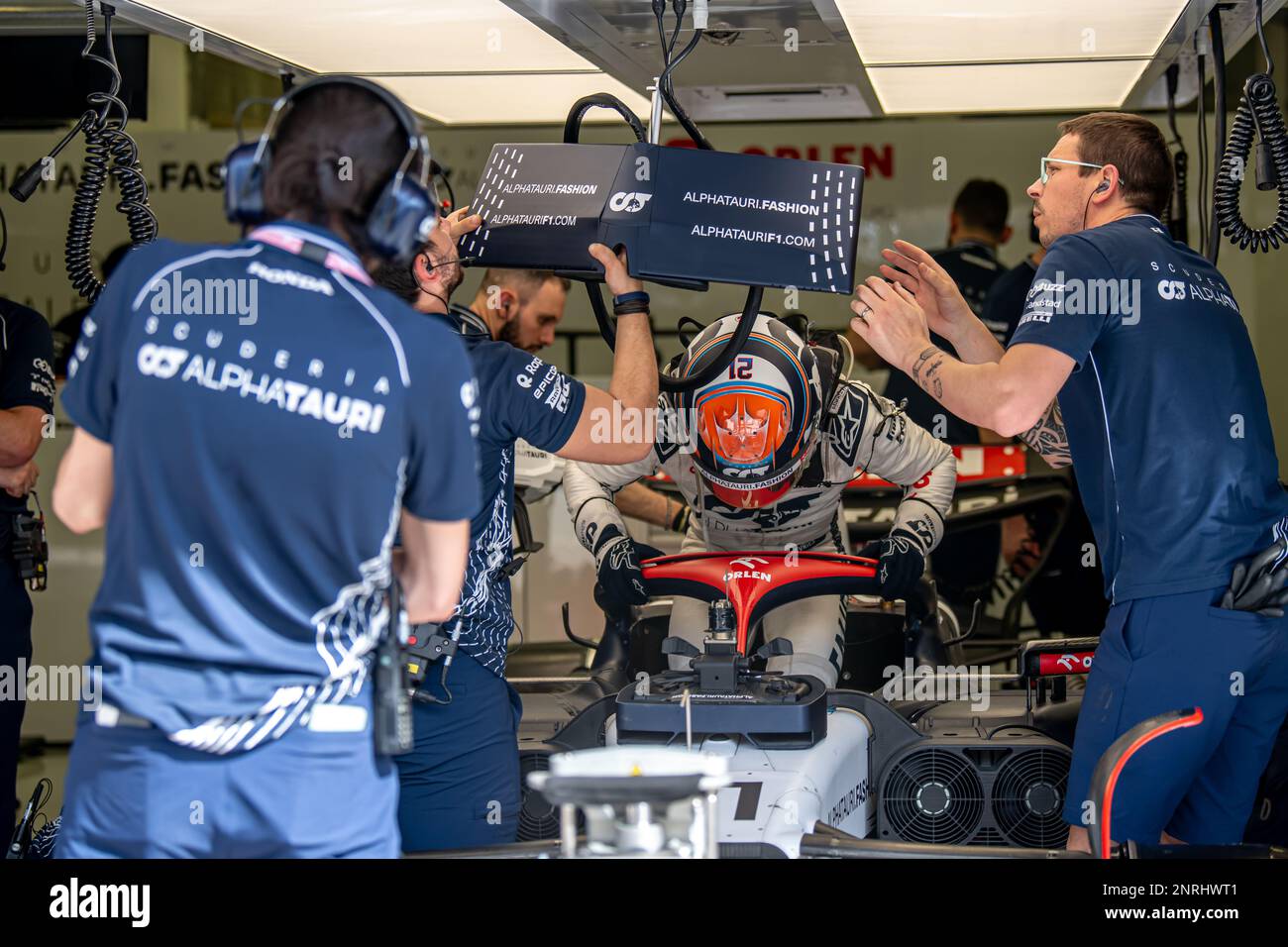 CIRCUITO INTERNAZIONALE BAHRAIN, BAHRAIN - 25 FEBBRAIO: Nyck de Vries, Scuderia AlphaTauri AT04 durante i test Bahrain al Bahrain International Circuit il 25 febbraio 2023 a Sakhir, Bahrain. (Foto di Michael Potts/BSR Agency) Foto Stock