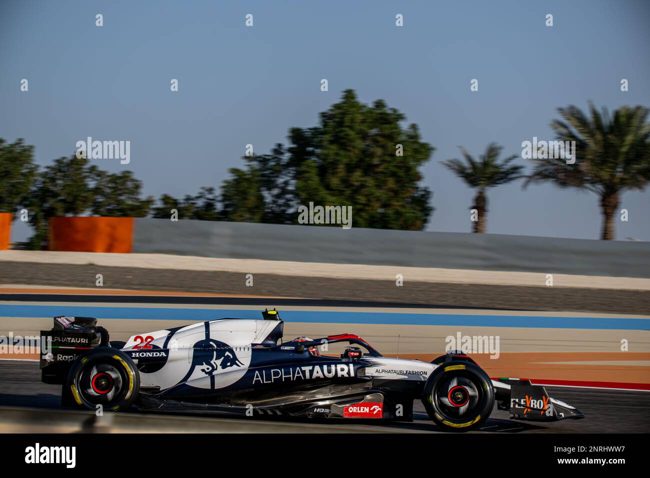 CIRCUITO INTERNAZIONALE BAHRAIN, BAHRAIN - 25 FEBBRAIO: Yuki Tsunoda, Scuderia AlphaTauri AT04 durante i test del Bahrain al Bahrain International Circuit il 25 febbraio 2023 a Sakhir, Bahrain. (Foto di Michael Potts/BSR Agency) Foto Stock