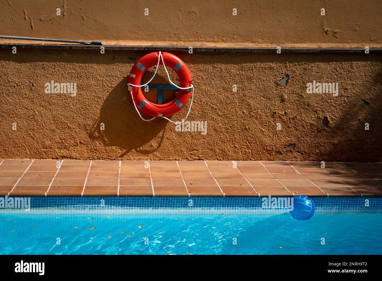 Anello di vita e piscina in estate Foto Stock