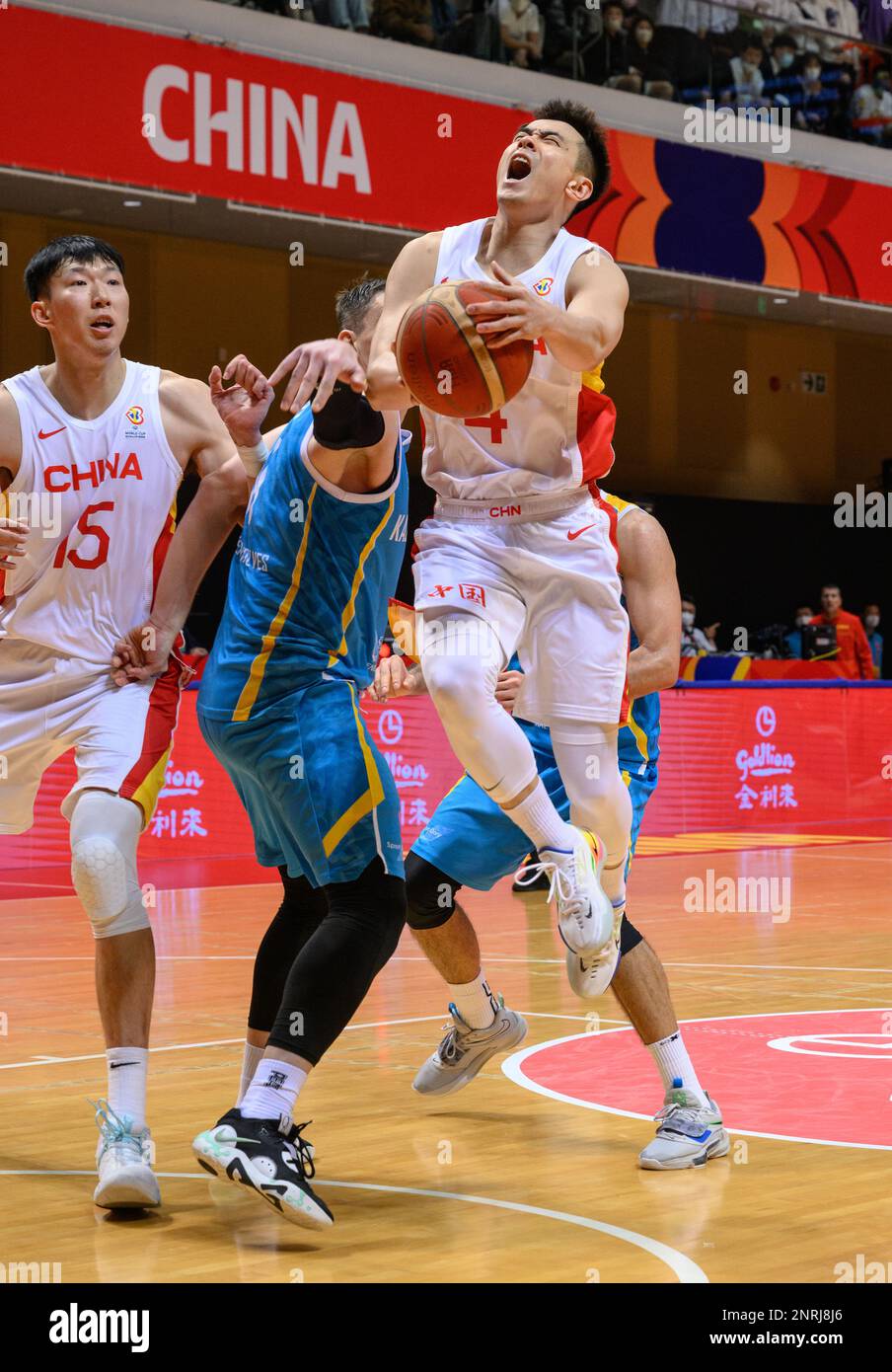 HONG KONG SAR, CINA. FEBBRAIO 23rd, 2023. FIBA Basketball World Cup Asian Qualifiers, 2nd round Gruppo F. Cina vs Kazakhstan al Tsuen WAN Sports Cent Foto Stock