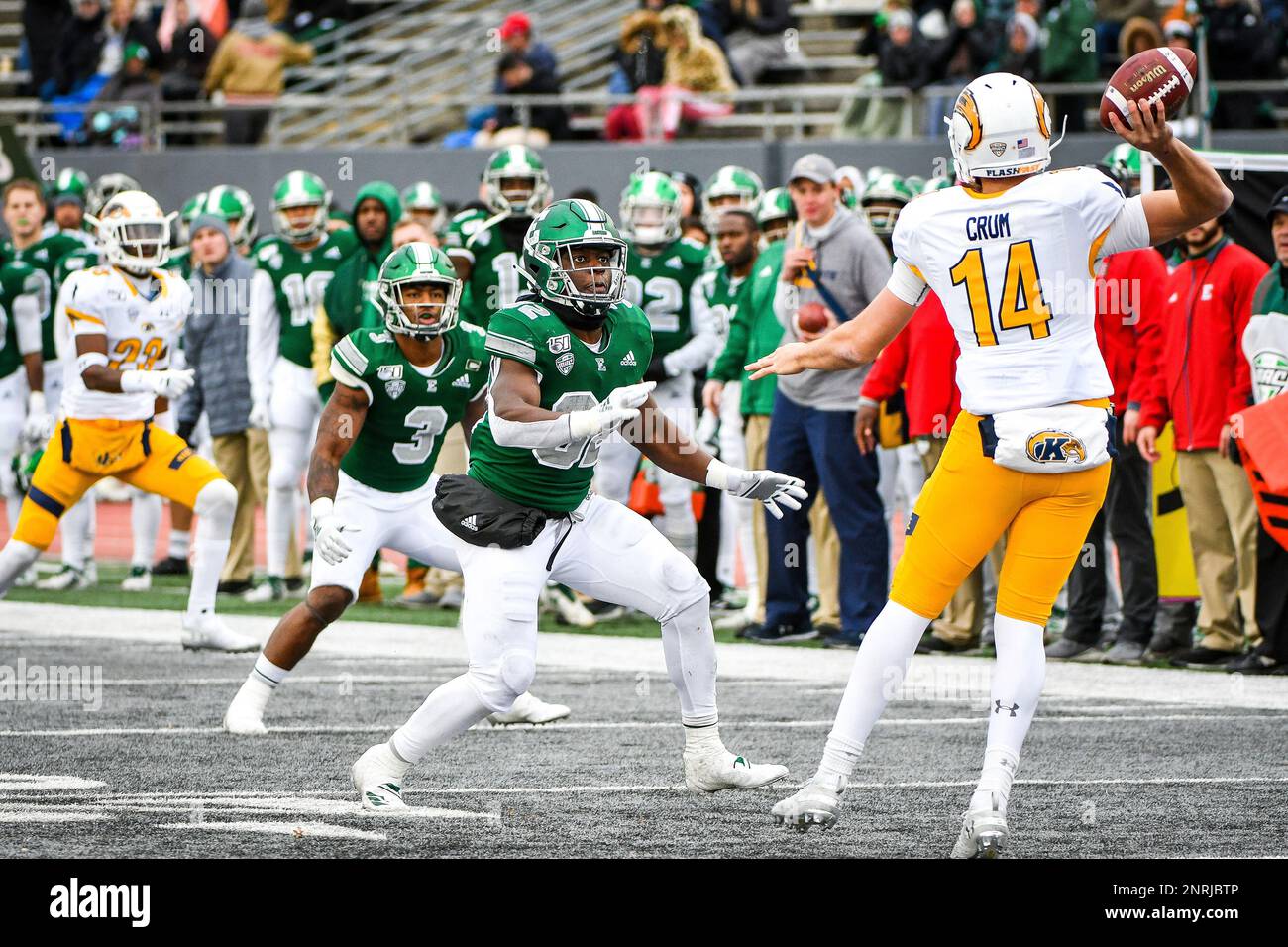 YPSILANTI, MI - NOVEMBER 29: Kent State Golden Flashes quarterback Dustin Crum (14) throws over Eastern Michigan Eagles linebacker Terry Myrick (32) during the Eastern Michigan Eagles versus Kent State Golden Flashes game on Saturday November 29, 2019 at Rynearson Stadium in Ypsilanti, MI. (Photo by Steven King/Icon Sportswire) (Icon Sportswire via AP Images) Foto Stock