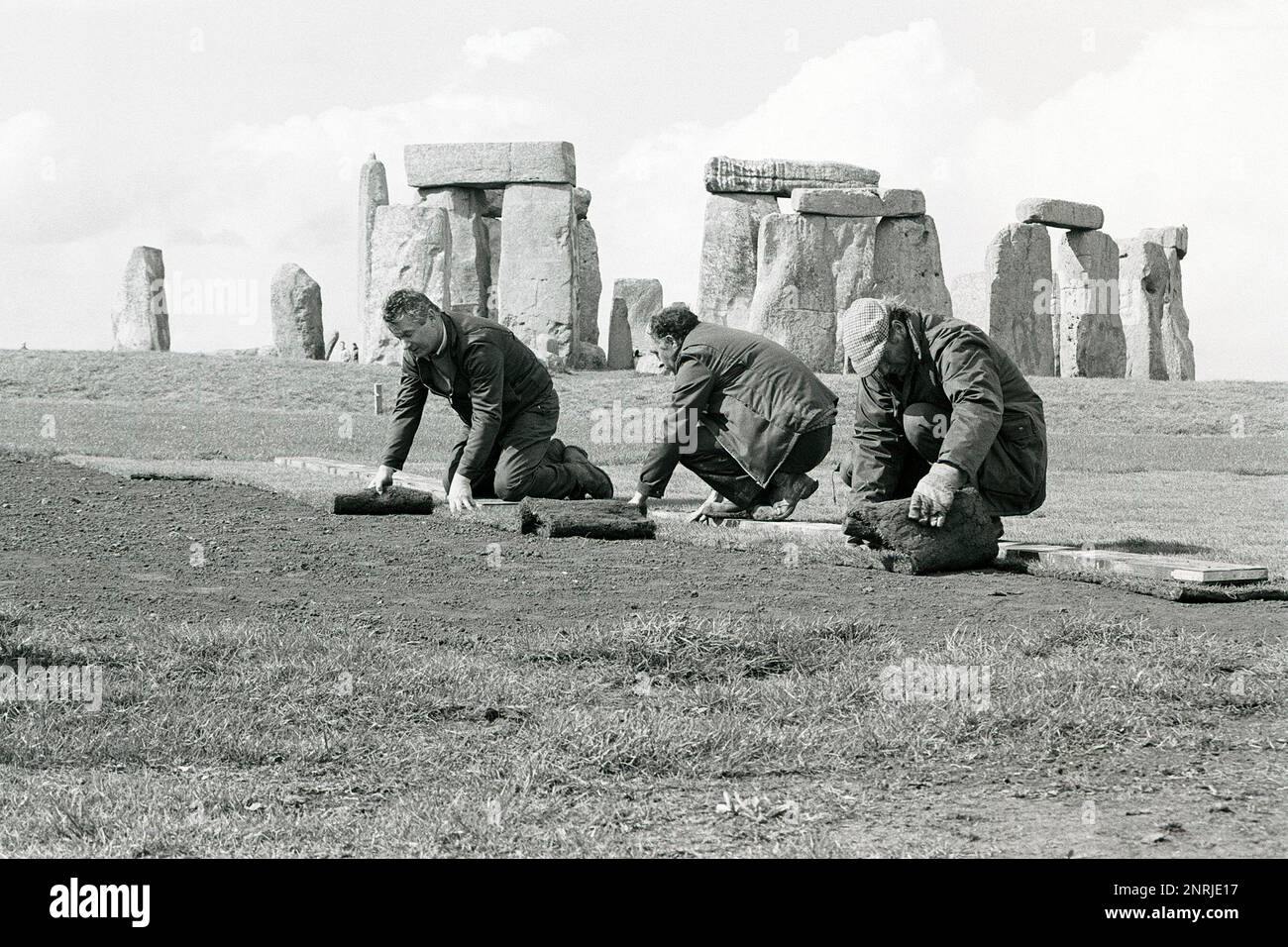 Immagine d'archivio della posa di tappeti erbosi a Stonehenge, patrimonio dell'umanità, circa 1990. Foto Stock